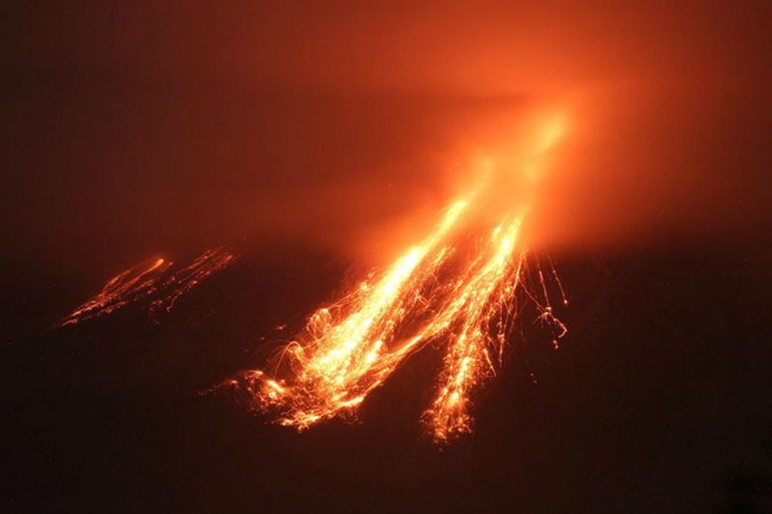 La declaración de emergencia en cinco municipios del estado de Colima (oeste de México), caída de ceniza en amplias zonas y 340 personas en albergues temporales es el saldo hasta este lunes de la erupción del Volcán de Colima, que mantiene su intensa a