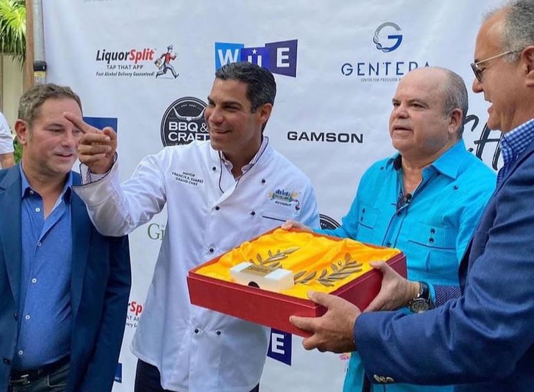 El artista Stephen Gamson, el alcalde Francis Suárez, Evelio Medina, presidente de la Cámara de Comercio y fundador del BrickellWFF, y Nick Neonakis, CEO de FCC.