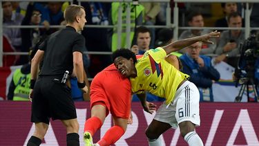 El defensa suramericano, a criterio del árbitro, erró al marcar al atacante inglés y fue amonestado con amarrilla y pena máxima.&nbsp;