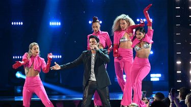 Chayanne estrena el tema Como tú y yo en la ceremonia de los Latin Billboard 2022. El iHeartRadio Fiesta Latina 2023 honrará su trayectoria.