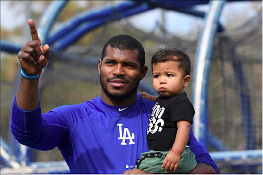 Yasiel Puig no pudo ocultar su emoción de llevar por primera a su hijo a un campo de béisbol.