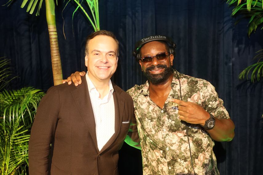 Jorge Plasencia e Irie el DJ de los Miami HEAT posan en la gala benéfica anual organizada por la fundación Amigos For Kids el 30 de septiembre de 2023.