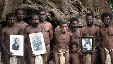 Esta fotografía tomada el 12 de abril de 2021 muestra a miembros de una tribu sosteniendo retratos del príncipe Felipe de Gran Bretaña en la ciudad de Yaohnanen, cerca de la ciudad de Yakel, una remota aldea del Pacífico en la isla de Tanna en Vanuatu que adora al príncipe Felipe de Gran Bretaña, siguiendo a la del duque de Edimburgo. muerte el 9 de abril.
