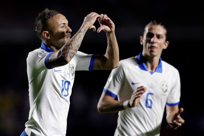 El jugador de Brasil Everton (i) celebra luego de anotar en el partido inaugural entre Brasil y Bolivia del Grupo A en la Copa América de Fútbol 2019, en el Estadio Morumbi de São Paulo.