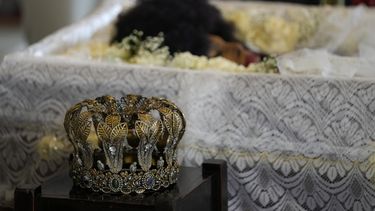 Una corona junto al cuerpo de la cantante de samba brasileña Elza Soares en el Teatro Municipal de Río de Janeiro el viernes 21 de enero de 2022.  