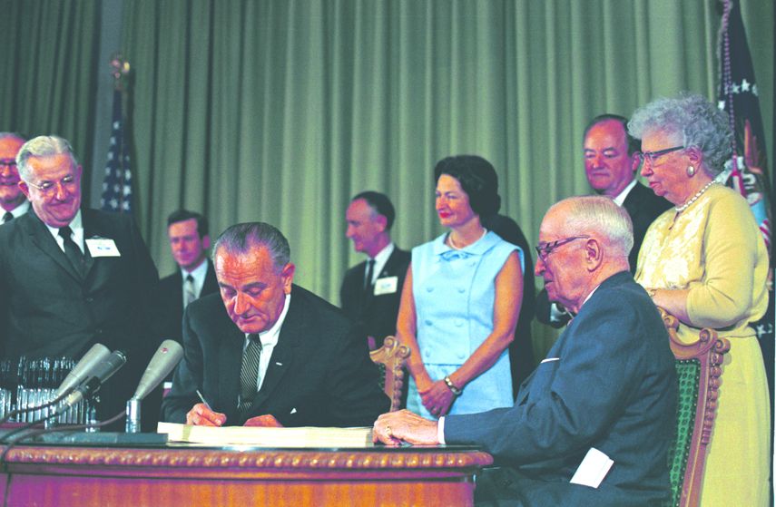 El presidente&nbsp;Lyndon Johnson firma la ley del Medicare en 1965.&nbsp;