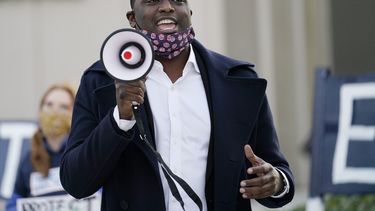 El representante federal electo Mondaire Jones, demócrata por Nueva York, se dirige a un pequeño grupo de simpatizantes que se reunieron en un evento electoral el miércoles 4 de noviembre frente a la corte del condado de Westchester, en White Plains, Nueva York.&nbsp;