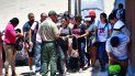 Un oficial de la Patrulla Fronteriza de Estados Unidos reúne a un grupo de migrantes que llegaron a la frontera con México.