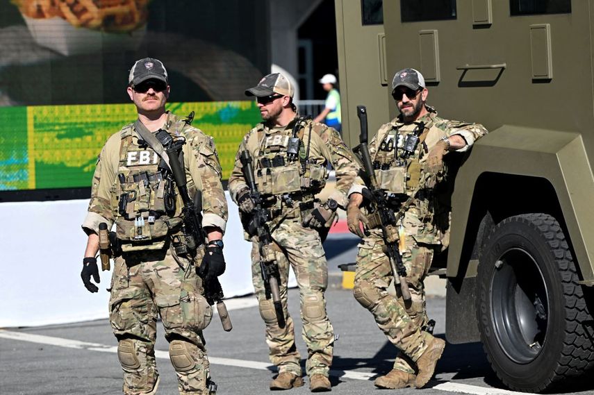 Agentes armados del FBI.