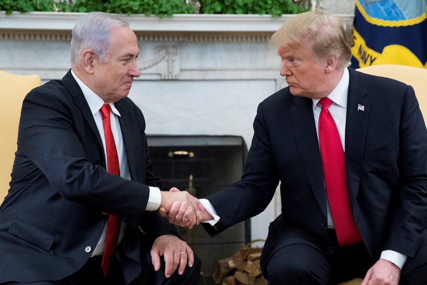 El presidente Donald Trump (der.), saluda al primer ministro israelí, Benjamin Netanyahu, este lunes 25 de marzo de 2019 en la Casa Blanca, en Washington.