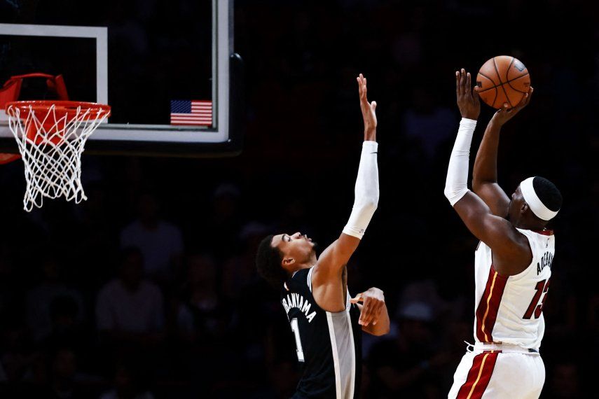 Bam Adebayo (derecha), del Heat de Miami, lanza sobre Victor Wembanyama, de los Spurs de San Antonio.&nbsp;