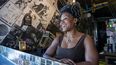 Majora Carter, propietaria de Boogie Down Grind, posa para un retrato en el Bronx de Nueva York el lunes 24 de julio de 2023, en Nueva York. La cultura del hip hop nació en el Bronx, de entre las cenizas de un distrito en llamas con pobreza, decadencia urbana y violencia de pandillas. 50 años después, hay orgullo, pero persisten los problemas.