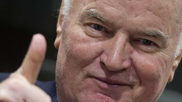 El exlider militar serbobosnio&nbsp;Ratko&nbsp;Mladic&nbsp;alza el dedo gordo mientras accede a la sala para asistir al anuncio del veredicto del Tribunal Penal Internacional para la antigua Yugoslavia (TPIY) en La Haya (Holanda) este 22 de noviembre de 2017.&nbsp;