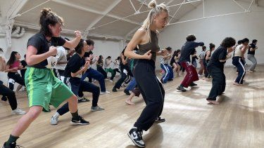 Los bailarines actúan durante la última audición para la ceremonia de apertura de los Juegos Olímpicos de verano de 2024 en La Menagerie de Verre en París el 6 de abril de 2024.
