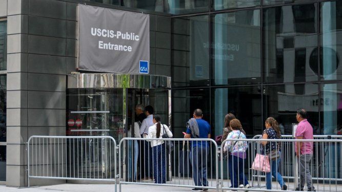 Todo migrante que aspira a obtener la nacionalidad debe acudir al edificio de USCIS de EEUU. Foto del 8 de mayo de 2025 en la ciudad de Nueva York.