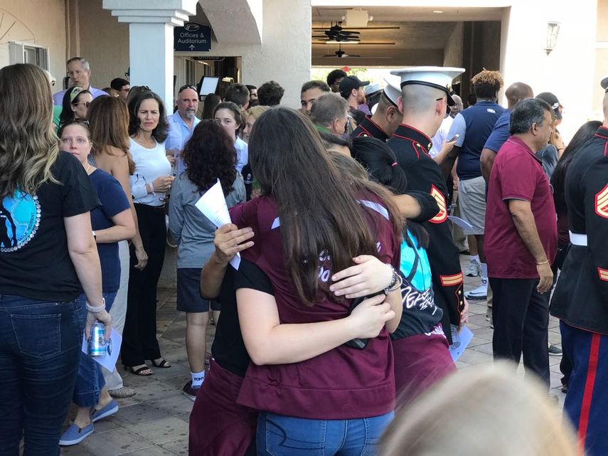 Familiares y amigos de las víctimas durante una de las ceremonias religiosas realizadas por el descanso eterno de los 17 fallecidos. (ARCHIVO)