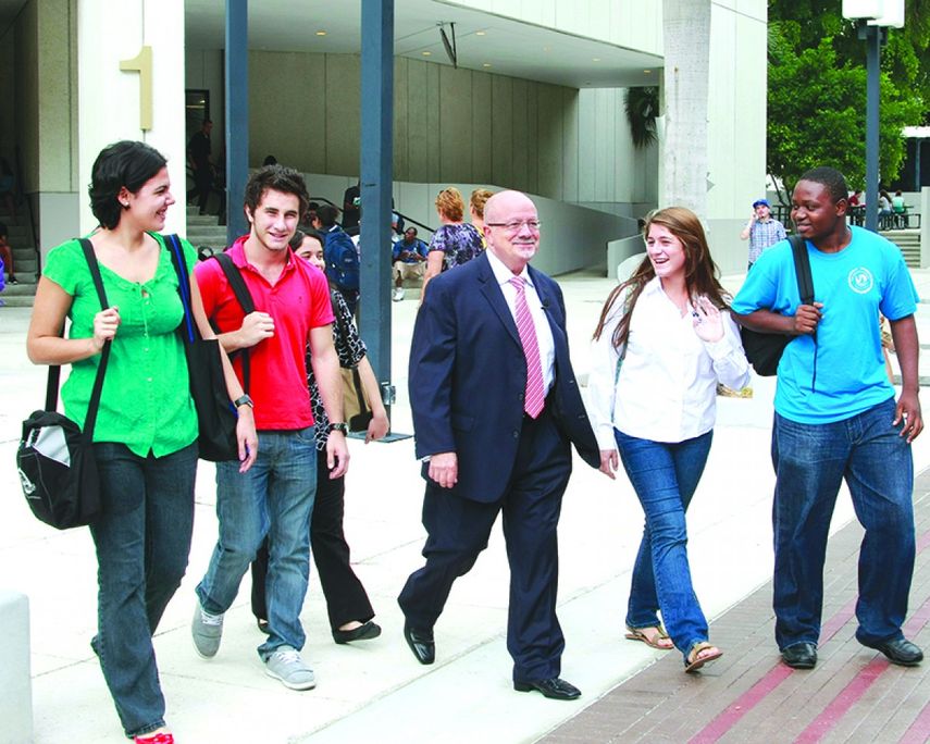 El doctor Padrón camina junto a varios estudiantes del Miami Dade College. (Cortesía)