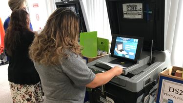 Mujeres ejercen su derecho al voto en Miami-Dade.
