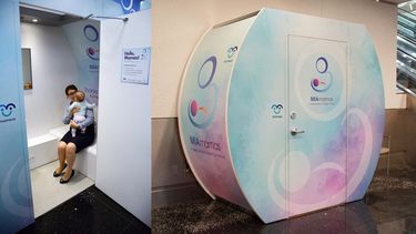 Vista interior y exterior de una de las cabinas para la lactancia materna ubicadas en el aeropuerto internacional de Miami.