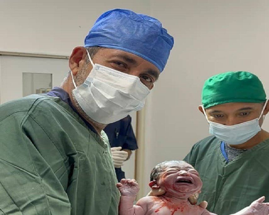 Dr Jesús Sifontes en el momento del nacimiento de un bebé.&nbsp; &nbsp;