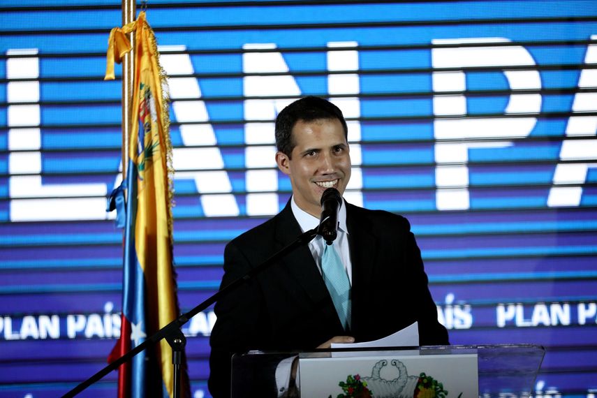 El jefe del Parlamento, Juan Guaidó (c), presidente encargado de Venezuela, presenta el Plan País en la Facultad de Ciencias Económicas y Sociales (FaCES) de la Universidad Central de Venezuela (UCV).