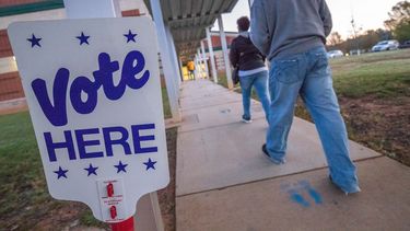 Los votantes llegan a la Academia de Idiomas Waddell en Charlotte, Carolina del Norte, poco después de que se abrieran las urnas el 3 de noviembre de 2020.&nbsp;