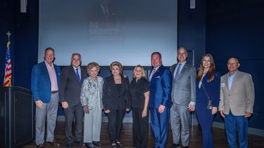 En el lanzamiento del libro participaron, entre otros: Víctor Benítez, presidente de Gus Machado Ford, Esteban Bovo, alcalde de Hialeah, la empresaria cubanoamericana Remedios Díaz Oliver, Lilliam Machado, la excongresista Ileana Ros Lehtinen, el presidente de St. Thomas University David Armstrong, Mario Díaz-Balart y su esposa.&nbsp;