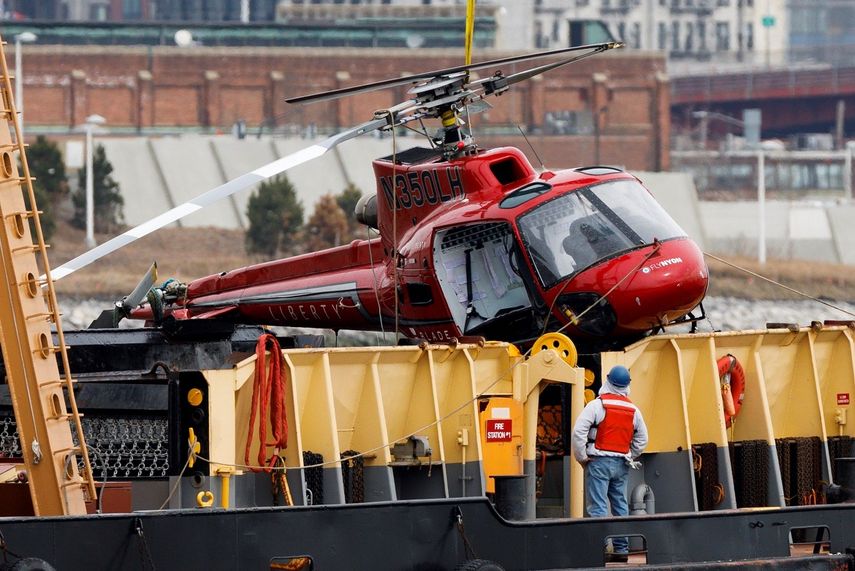 Vista del helicóptero de la compañía Liberty Helicopters&nbsp;rescatado del East River de Nueva&nbsp;York, un día después de que se estrellara contra el agua.
