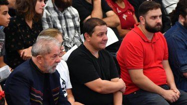 El 26 de febrero de 2026, una comisión especial del Congreso brasileño aprobó una investigación sobre las cuentas bancarias del hijo mayor del presidente Luiz Inácio Lula da Silva, Fabio Luis, por sospechas de que se benefició de un plan para defraudar al sistema de pensiones