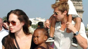 la actriz&nbsp;Angelina&nbsp;Jolie con su hija Zahara, y al actor estadounidense,&nbsp;Brad&nbsp;Pitt &nbsp;junto a su hijo Maddox, paseando en la Puerta de la India en Bombay.&nbsp;