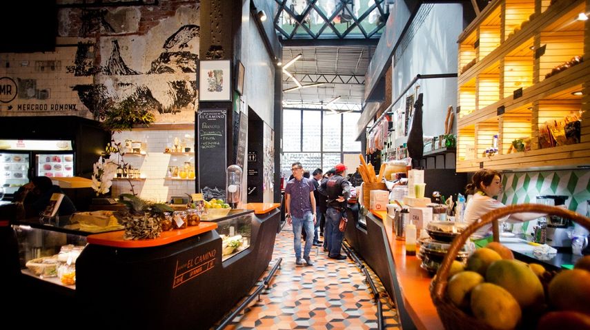 El Mercado Roma, pionero en México, hereda una tendencia europea, cumple tres años y continúa atrayendo comensales de todo el mundo que buscan tener una experiencia gourmet.
