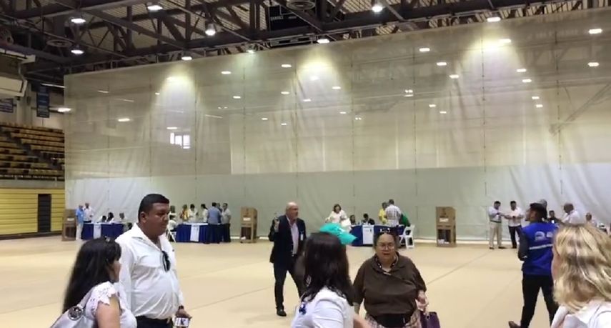 Un nuevo impasse marcó el cierre del proceso de votaciones aquí en Miami para escoger al nuevo presidente de Ecuador.