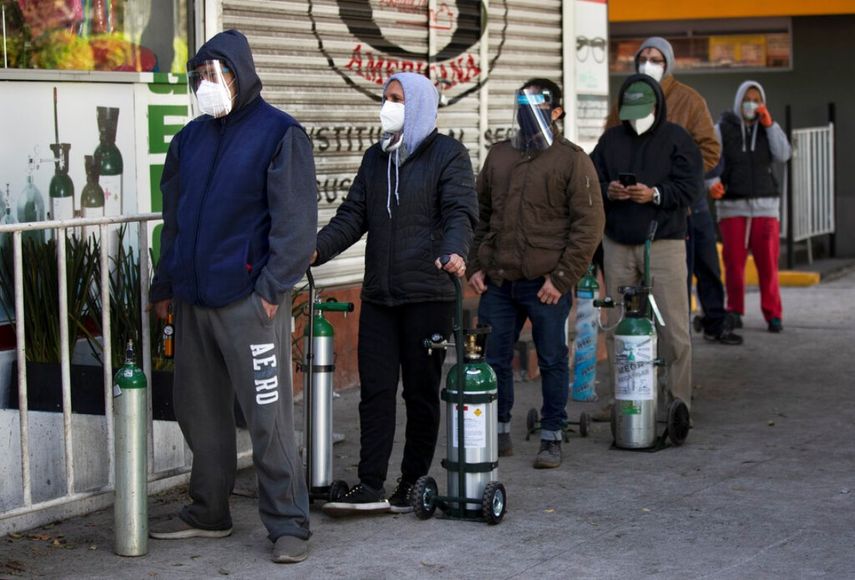 Personas fhacen filas para rellenar tanques de oxígeno para personas con coronavirus, en Ciudad de México.