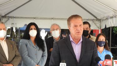 El alcalde Carlos Hernández durante el anuncio del nuevo centro de vacunación de la ciudad.&nbsp;