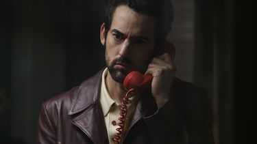En esta imagen proporcionada por Netflix, Luis Gerardo Méndez en una escena de Belascoarán.
