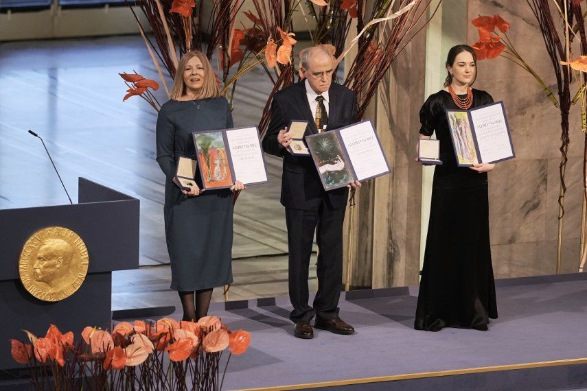 Representantes de los ganadores del Premio Nobel de la Paz 2022, desde la izquierda, Natalia Pinchuk, esposa del ganador Ales Bialiatski; Yan Rachinsky, presidente de la Junta Internacional Memorial; y Oleksandra Matviychuk, jefa del Centro para las Libertades Civiles de Ucrania, durante la ceremonia de premiación en el ayuntamiento de Oslo, Noruega, el sábado 10 de diciembre de 2022.&nbsp;