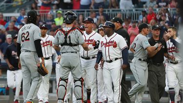 Tras el pelotazo las bancas de los dos equipos se vaciaron en el SunTrust Park de Atlanta.