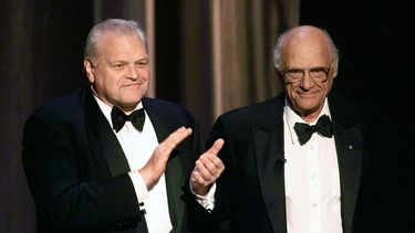 En esta foto del 6 de junio de 1999, el actor Brian Dennehy, a la izquierda, aplaude al dramaturgo Arthur Miller antes de entregarle el premio a la trayectoria durante la ceremonia de los premios Tony en Nueva York. 