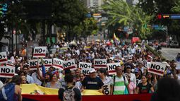 Varias centenas de personas&nbsp;coreaban consignas contra Maduro y levantaban carteles que denunciaban la crisis humanitaria&nbsp;que padece el país.