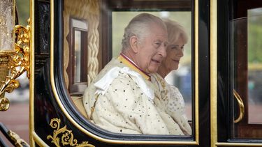 El Rey Carlos III de Reino Unido y la reina consorte Camilla viajan en el Diamond State Coach, en la Procesión del Rey, un viaje de dos kilómetros desde el Palacio de Buckingham hasta la Abadía de Westminster en el centro de Londres el 6 de mayo de 2023, antes de sus coronaciones.&nbsp; &nbsp; &nbsp;