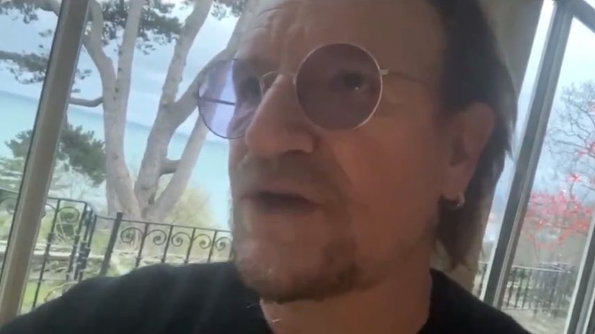 El vocalista de la banda U2, Bono. 