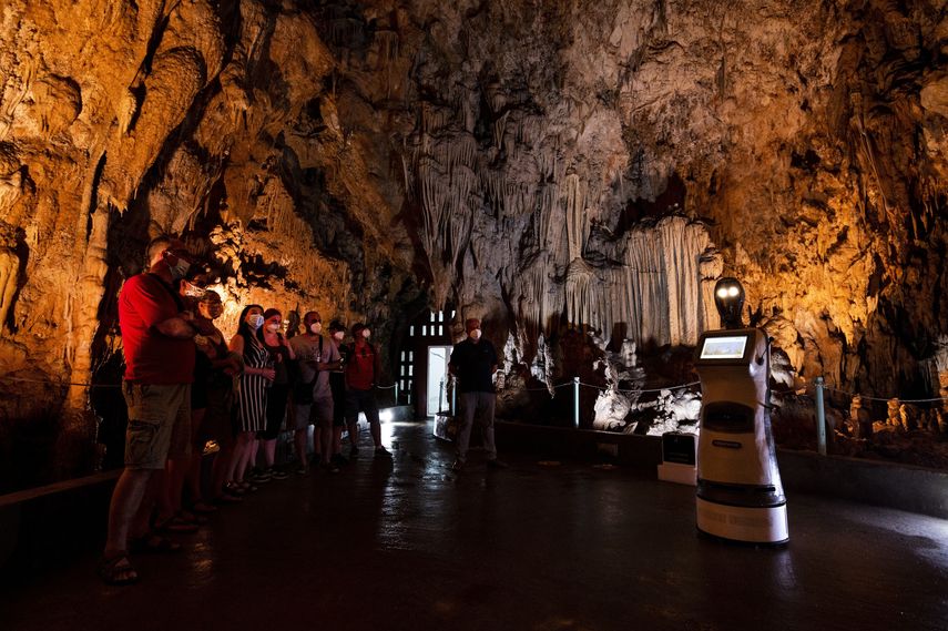 El robot Perséfone guía a visitantes dentro de la cueva Alistrati, a unos 135 kilómetros (84 millas) al noreste de Salónica, Grecia, el lunes 2 de agosto de 2021.