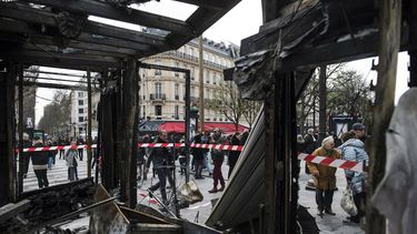 Los altercados en París alcanzaron un&nbsp;nivel de violencia&nbsp;que no se veía desde hacía semanas y las fuerzas del orden lo intentaron contener con&nbsp;gases lacrimógenos, cañones de agua y&nbsp;unas 230 detenciones.