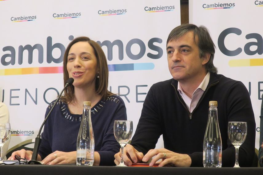 La gobernadora de la provincia&nbsp;argentina&nbsp;de Buenos Aires, María Eugenia Vidal (i), y el precandidato oficialista Esteban Bullrich (d), durante una rueda de prensa este lunes 14 de agosto de 2017.