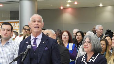 Ralph Cutie director de MIA y la alcaldesa Daniella Levine Cava durante el anuncio.&nbsp;