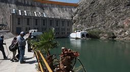 Varios agricultores observan la presa La Boquilla, en el estado de Chihuahua, el mi&eacute;rcoles 9 de septiembre de 2020 tras haberle quitado la v&iacute;spera el control de la misma a la Guardia Nacional con el fin de cerrar las v&aacute;lvulas e interrumpir el flujo del agua que va a Estados Unidos.