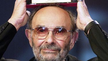 Donen, quien también era coreógrafo, dirigió Singin in the Rain, estrenada en 1952, con Gene Kelly como protagonista.