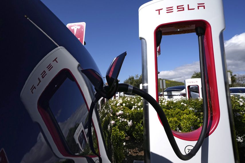 Imagen de un cargador eléctrico de Ford.