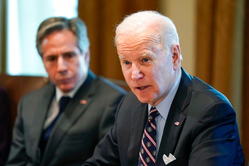 El presidente Joe Biden habla en la Casa Blanca, en Washington, D.C., mientras lo escucha su secretario de Estado, Antony Blinken.