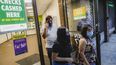 Magnolia Ortega, a la derecha, sale de un local de Western Union con su esposo, Arturo Morales, a la izquierda, y Marlene Morales, en el centro, tras enviar dinero a su familia en México, en el barrio neoyorquino de Staten Island, el 24 de junio de 2020.&nbsp;